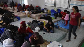 Warga Total Persada Tangerang Mengungsi di GOR akibat Banjir