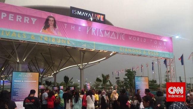 Kemacetan sudah terjadi mulai keluar tol Serpong hingga menuju lokasi konser yang berjarak belasan kilometer.