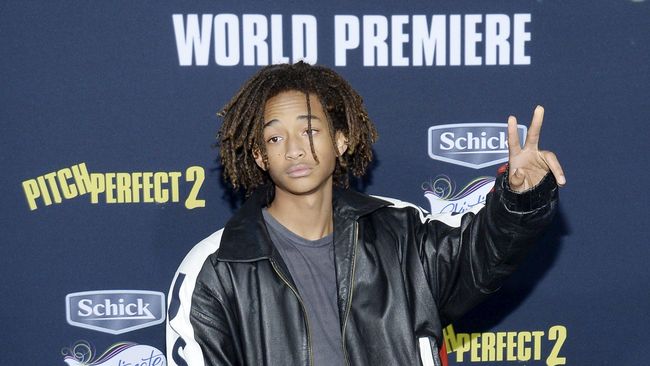 Putra Will Smith ini kerap menjadi pusat perhatian karena pilihan gaya busananya, dari gaun, rok, serta kostum putih Batman untuk pesta.