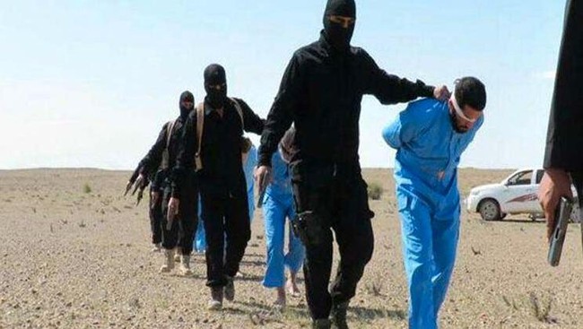 Sebanyak 58 orang ditenggelamkan hingga tewas dan dikubur secara massal karena diduga merencanakan pemberontakan terhadap kepemimpinan mereka di Mosul. 