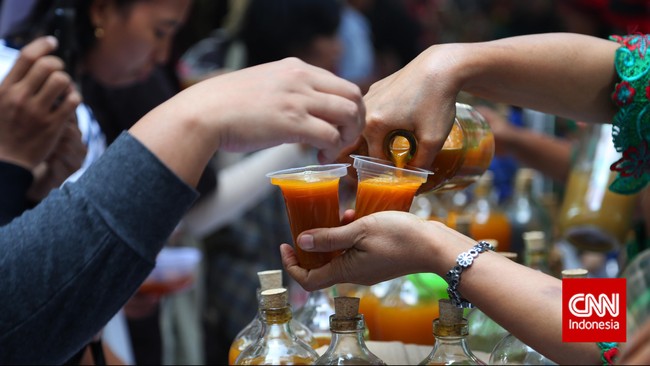 Warga memilih jenis jamu yang akan diminum saat  Paguyuban Laskar Jamu Gendong Indonesia membagikan jamu gratis kepada pengunjung di kawasan Sarinah, Jakarta, Minggu, 10 Mei 2015. Pada peringatan Hari Konsumen Nasional, masyarakat diajak minum gratis berbagai jamu tradisional sekaligus mengajak melestarikan jamu sebagai minuman kesehatan tradisional khas Indonesia. CNN Indonesia/Safir Makki