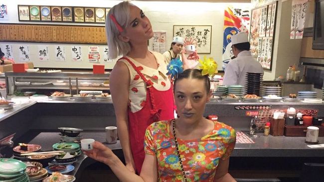 Penampilan dari The Dolls sukses meningkatkan mood untuk menerima sajian menakjubkan dari Katy Perry Prismatic World Tour. 