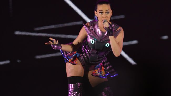 Dalam festival musik Rock in Rio, Katy Perry mengundang penonton wanita naik ke atas panggung. Tidak disangka, penonton itu mencium lehernya.