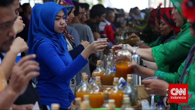 Lantaran tak memiliki modal yang besar, ratusan pengusaha jamu menolak kewajiban beroperasi di kawasan industri sesuai UU Perindustrian.