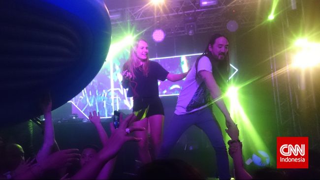 DJ kenamaan asal AS, Steve Aoki sukses membuat partygoers terhanyut dalam kebersamaan saat tampil di hari kedua Djakarta Warehouse Project (DWP) 2017.