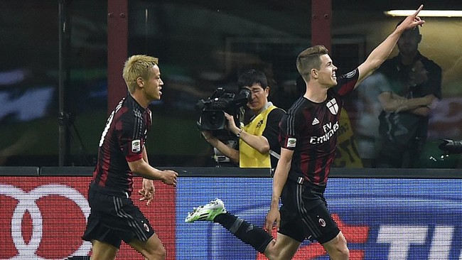 AC Milan berhasil mengalahkan AS Roma dengan skor 2-1 lewat gol Marco Van Ginkel dan Mattia Destro. Posisi Roma di peringkat kedua pun kini terancam.