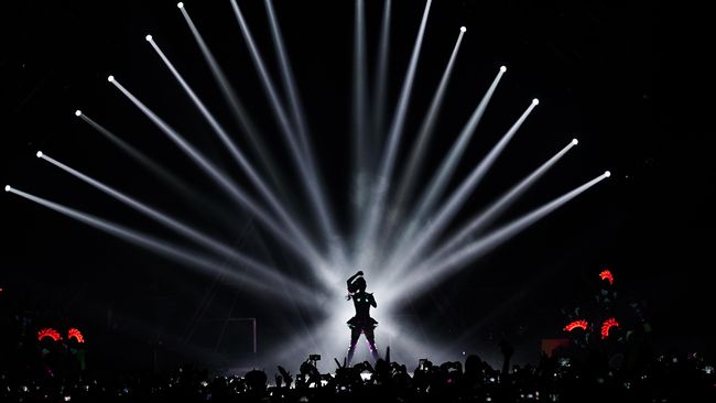 Selalu ada kejutan dalam setiap kesempatan konser yang digelar oleh Katy Perry. Di konsernya kali ini ia memaksa penggemarnya mengajarkan bahasa Indonesia.