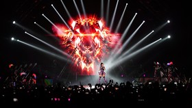Les Bahasa Indonesia Dadakan di Konser Katy Perry
