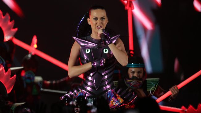 Video musik itu dianggap banyak orang sebagai "senjata" Taylor Swift untuk menyindir Katy Perry. Padahal sebelumnya, Swift dan Perry adalah teman akrab.