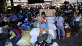 Topan di Filipina, Puluhan Ribu Penumpang Terdampar