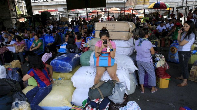 Lebih dari 10 ribu penumpang transportasi udara dan laut serta 1.000 lebih kapal terdampar di banyak pelabuhan negara itu akibat Topan Noul.