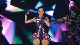 Katy Perry Unggah Video Saat Terjatuh di Burning Man