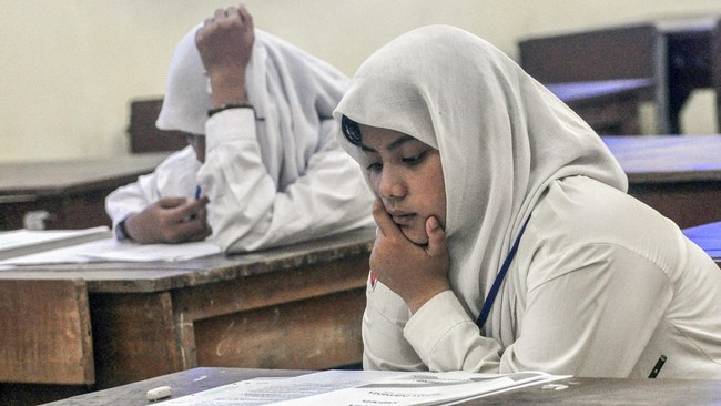 Beberapa hari ke depan siswa-siswi SMA sederajat seluruh Indonesia akan melaksanakan Ujian Nasional. Ada penerapan inovasi pada ujian kali ini. Untuk apa?