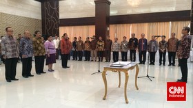 Andi Lantik Waseskab dan Lima Deputi Seskab