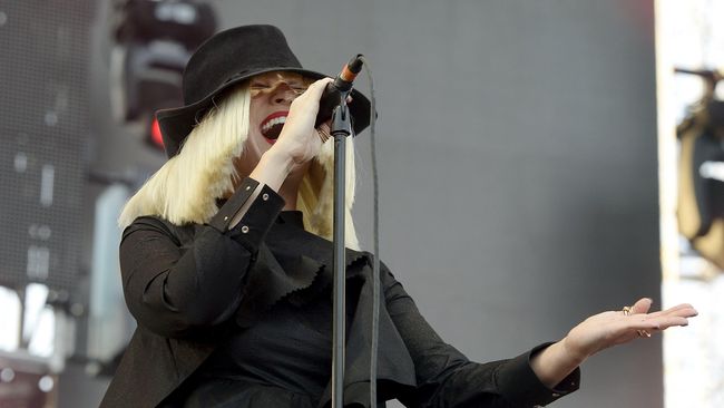 Penyanyi Sia Furler memastikan diri merilis album terbaru, sekaligus membocorkan bahwa ia menulis dan menyutradarai sebuah proyek musikal pada 2019.