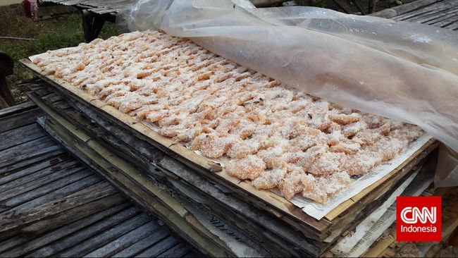 Di desa Pesucen, Kali Puro Banyuwangi, terdapat perajin manisan, yang hasilnya dijual ke toko-toko oleh-oleh di Banyuwangi, Malang, sampai Surabaya.