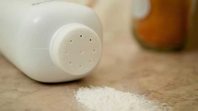 Lebih umum digunakan untuk menghilangkan ruam popok, bedak bayi sebetulnya punya banyak manfaat kecantikan.