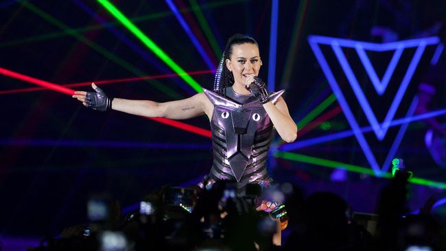 Katy Perry, Artis dengan Bayaran Tertinggi Dari konser The Prismatic saja, Perry berhasil mengantongi uang sebesar Rp 1,8 triliun. Forbes mencatatnya berpenghasilan ke-tiga tertinggi dari pesohor dunia.