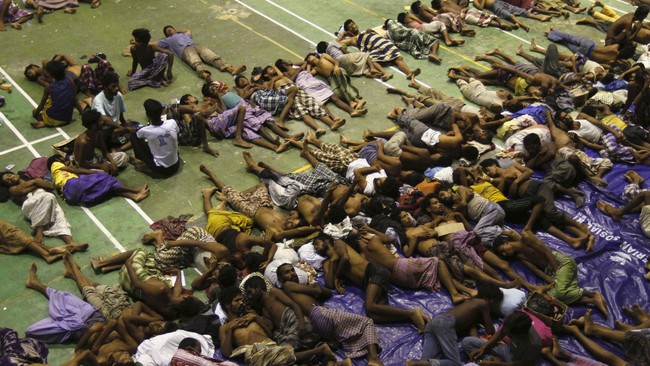 Para imigran asal Rohingnya, Myanmar, yang terdampar di lepas pantai Kabupaten Aceh Utara saat ini ditampung di GOR Lhoksukon.