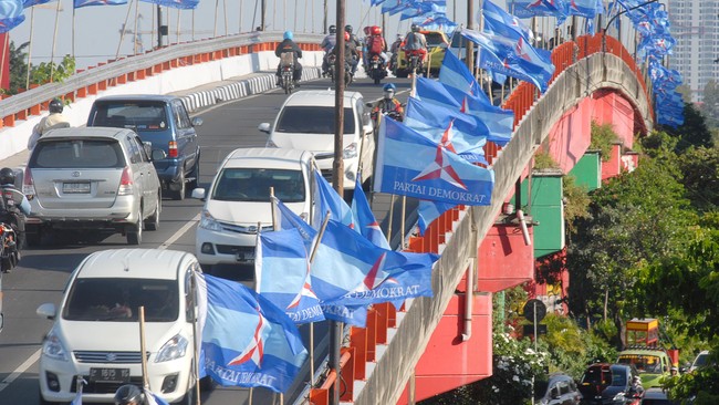 Sejumlah bendera dari Partai Demokrat terpasang di jembatan layang kawasan Wonokromo, Surabaya, Jawa Timur, Sabtu (9/5). Kongres ke-IV Partai Demokrat akan berlangsung pada 11-13 Mei di Surabaya, dengan agenda utama pemilihan ketua umum periode 2015-2020. ANTARA FOTO/M Risyal Hidayat/ed/mes/15
