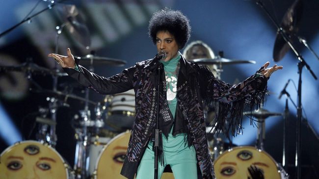 Penyanyi pop Prince ditemukan tidak berdaya pada Kamis (21/4) di rumahnya di Mennesota dan dinyatakan meninggal dunia pada usia 57 tahun.