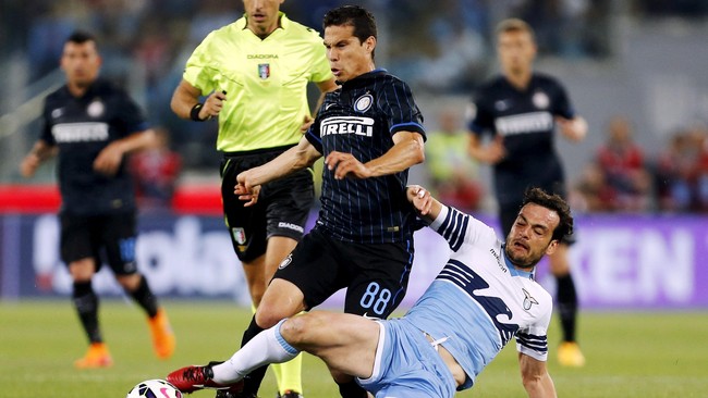 Inter Milan meraih kemenangan 2-1 atas Lazio pada lanjutan Serie A, Minggu (10/5) waktu setempat. Dua gol Inter diborong oleh gelandang asal Brasil, Hernanes.