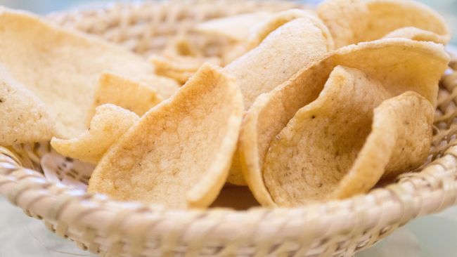 Keripik renyah dan gurih, ayam goreng tepung, kerupuk dan makanan gorengan lain yang renyah dan garing pasti buat Anda kecanduan untuk menikmatinya. 