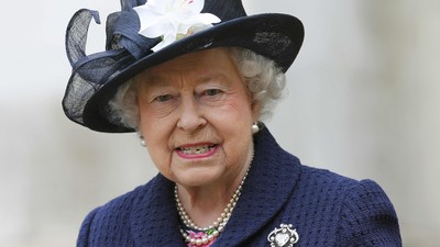 Ratu Inggris Dapat Hadiah Batik dari Indonesia
