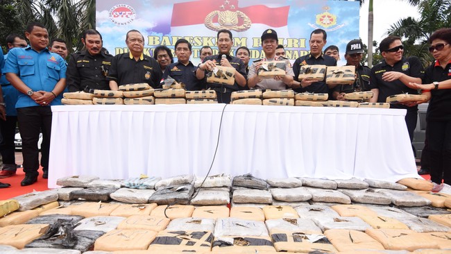 Dari hasil pengintaian dua hari yang lalu, petugas kemarin berhasil menyergap dua orang pelaku dengan baran bukti ganja kering 632 bal di sebuah gudang. 