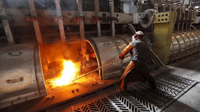 Kemenperin khawatir investor yang sudah terlanjur menanam modal untuk membangun smelter tidak mendapatkan bahan baku jika syarat ekspor mineral diubah.
