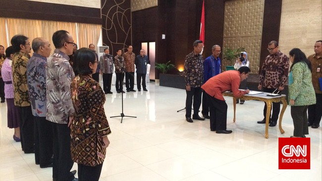 Berdasarkan Keppres Nomor 53/M Tahun 2015, kursi Wakil Sekretaris Kabinet resmi diduduki oleh Bistok Simbolon.
