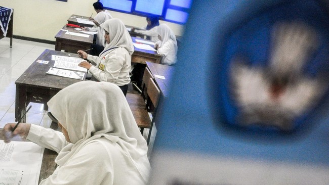 Netizen memberikan reaksi yang beragam setelah Jokowi meniadakan Ujian Nasional (UN) 2020 akibat wabah virus corona Covid-19.