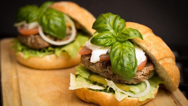 Mengutip Lonely Planet, Belanda kini memiliki kreasi kuliner yang tak biasa, roti burger alpukat. Buah alpukat ini digunakan sebagai pengganti roti.