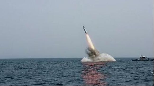Angkatan Laut Rusia uji rudal balistik antar benua (ICBM) Bulava dari kapal selam bertenaga nuklir di Laut Putih, sebuah teluk di selatan Laut Barents.