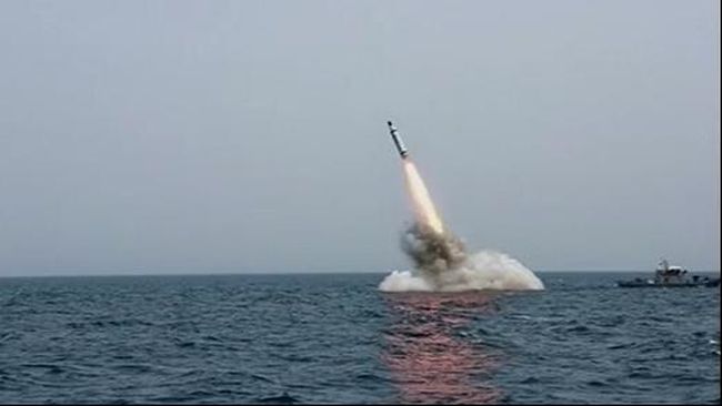 Angkatan Laut Rusia Uji Rudal Bulava dari Kapal Selam Nuklir Angkatan Laut Rusia uji rudal balistik antar benua (ICBM) Bulava dari kapal selam bertenaga nuklir di Laut Putih, sebuah teluk di selatan Laut Barents.