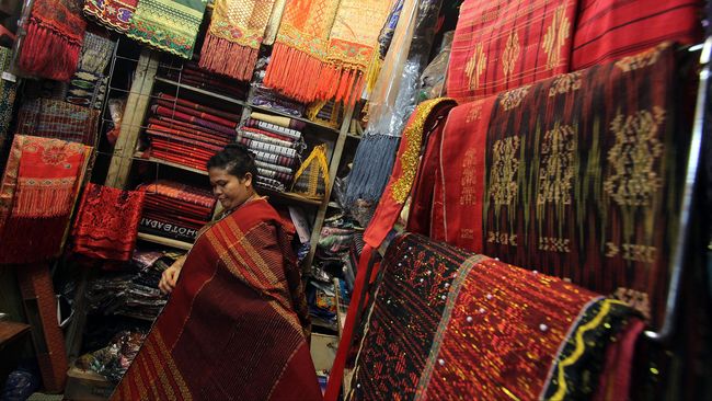 Alat tradisional yang digunakan untuk membuat kain tekstil adalah