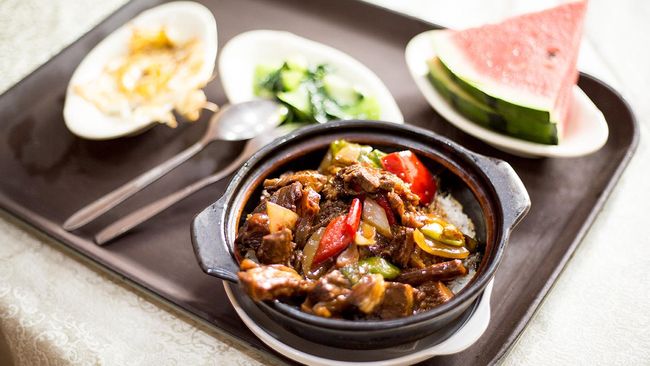 Saat makan bersama, kebebasan Anda akan terbatas karena norma kesopanan. Makan juga ada etiketnya.