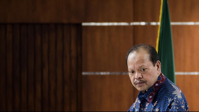 "Iya saya suka tinju, makanya saya kecewa Manny Pac kalah kemarin," kata Sutan. Jangan salah, Sutan menonton Fight of The Century dari balik jeruji besi KPK.