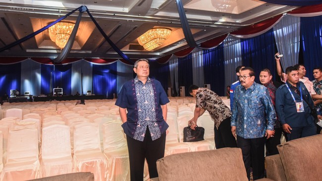 SBY juga menyatakan mendukung penuh pemerintahan Jokowi meski tidak ada dalam kursi pemerintahan.
