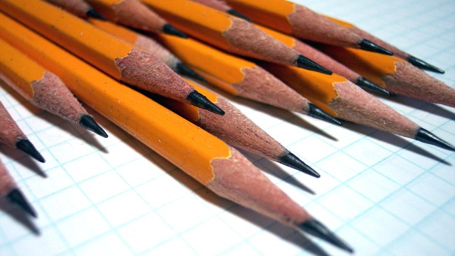 Menghapus tulisan yang digurat dengan pensil di kertas bisa dilakukan dengan setip. Bagaimana cara kerjanya?