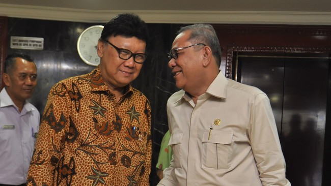 Puan Maharani dan Tjahjo Kumolo masih berstatus sebagai Anggota DPR meski saat ini menjabat sebagai menteri di Kabinet Kerja