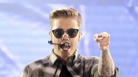 Justin Bieber Boyong Piala MTV EMA 2015