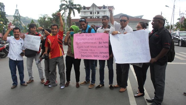 AJI akan terus mengawasi dan menagih janji Presiden Joko Widodo yang akan membuka akses seluas-luasnya bagi jurnalis asing meliput Papua.