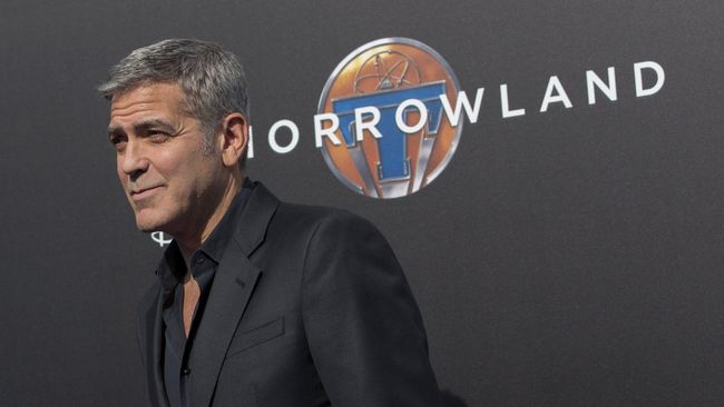 Clooney dan Pitt dekat saat berperan dalam film Ocean's Eleven (2001). Clooney tentu saja kaget mendengar kabar perceraian kawannya itu.