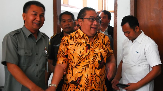 Majelis hakim Tipikor Bandung menyatakan Yance tdak terbukti secara sah melakukan korupsi lahan dalam pembebasan lahan dalam proyek PLTU Sumur Adem, Indramayu.