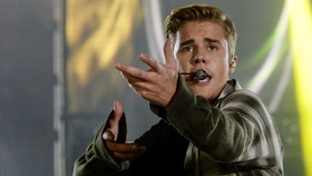 Tolak Nyanyikan 'Despacito,' Justin Bieber Dilempar oleh Fan
