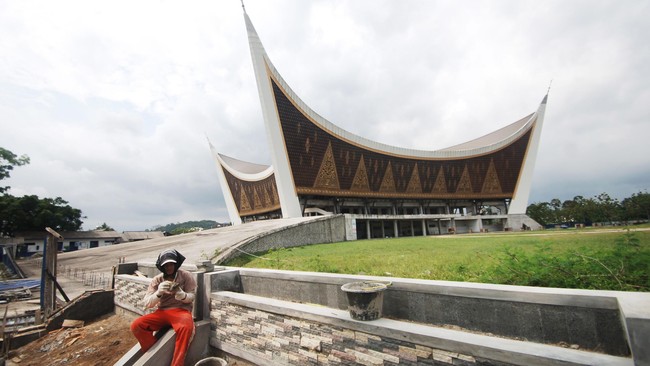 Usai seorang warga Bukittinggi dinyatakan positif corona, Muhammadiyah Sumatera Barat mengimbau warga tak melaksanakan salat Jumat di masjid.