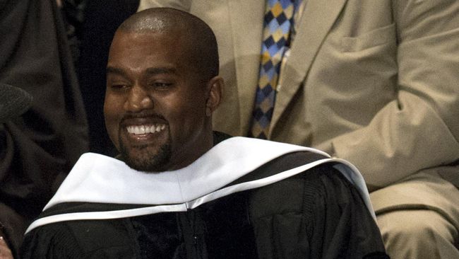 Kanye West mengunggah gambar kaus dengan perpaduan sampil album miliknya dan Taylor Swift, ke Twitter.