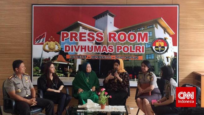 Menurut Maia, artis kerap merasa dituntut tampil luks dengan aksesori serba mahal dan mentereng menempel di tubuh mereka. Nyatanya pemasukan tak sebanding.