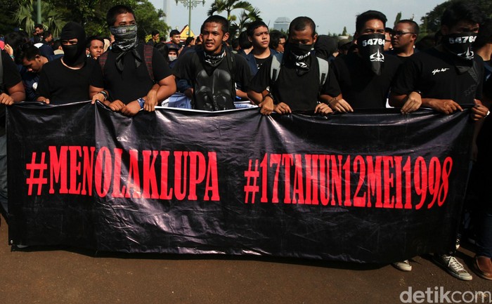 Tepat 17 tahun silam, insiden berdarah di tengah kerusuhan Semanggi terjadi. Mahasiswa Trisakti hari ini menggelar aksi demonstrasi di depan Istana Merdeka, menagih janji pemerintah untuk mengusut kasus itu. Seribuan mahasiswa Universitas Trisakti melakukan aksi unjuk rasa memperingati tragedi 1998 di depan Istana Negara, Selasa (12/5/2015). Dalam aksinya mereka meminta Presiden Jokowi untuk membentuk pengadilan Ad Hoc guna menuntaskan tragedi 1998. Agung Pambudhy/detikcom.